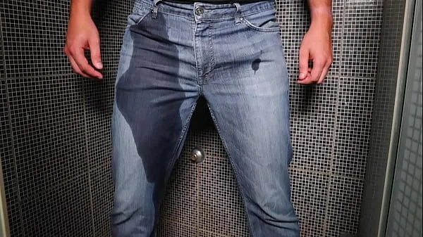 HD Guy pee inside his jeans and cumshot on end-stasjonsklipp