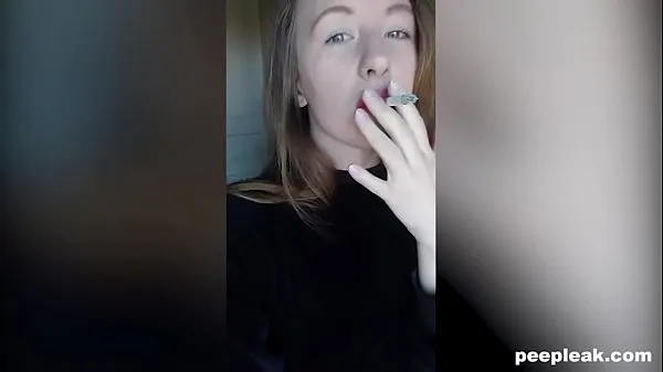 HD Taking a Masturbation Selfie While Having a Smoke schijfclips