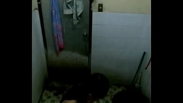 Klipy z jednotky HD Peeking a girl taking a bath