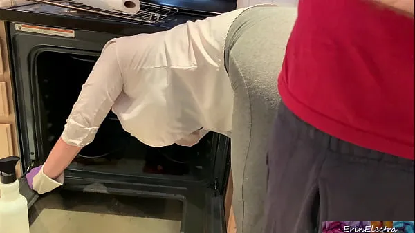 HD Stepmom is horny and stuck in the oven - Erin Electra drive Clips