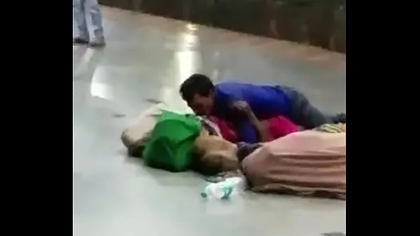 HD Casal de índios Desi fazendo sexo em uma estação aberta na frente da multidão clipes da unidade