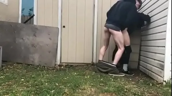 Gay leckte Arsch Freund und fickte ihn im Hof stehen. mehr