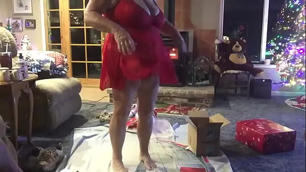 HD Wife opening a Christmas present 2019-drevklip