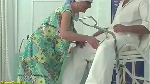HD 85 years old rough fisted by her doctor ڈرائیو کلپس