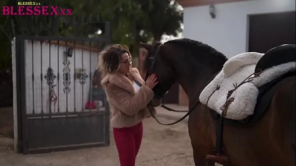 HD Riding on a horse-sized cock - Alma del Rey & Paola Hard & Magic Javi-enhetsklipp
