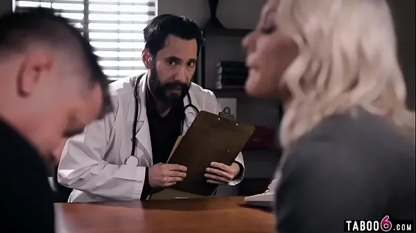 HD Infertile couple visits a doctor who has a solution sürücü Klipleri