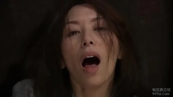 高清Japanese wife masturbating when catching two strangers驱动器剪辑