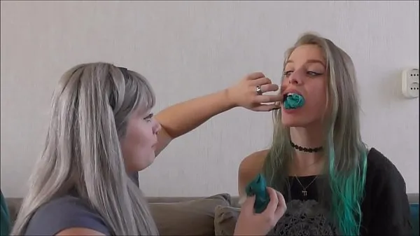HD two innocent teen girls try some bondage meghajtó klipek