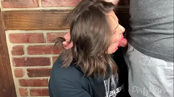 高清Facefucking a youtuber with pulsating cumshot in her mouth驱动器剪辑