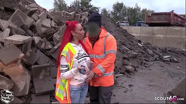 高清Strange Worker Seduce German Redhead Teen Bareback Outdoor驱动器剪辑