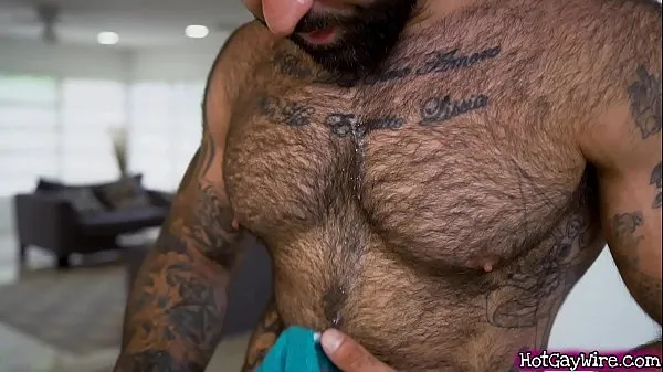 HD Guy gets aroused by his hairy stepdad - gay porn-stasjonsklipp