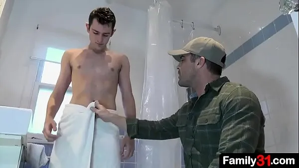 Klip berkendara Stepdad walks in on the boy taking a shower and is captivated by his youthful body HD