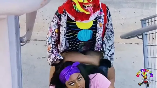 Klipy z jednotky HD Juicy Tee Gets Fucked by Gibby The Clown on A Busy Highway During Rush Hour