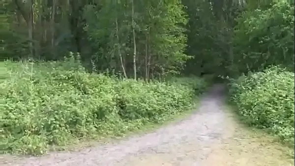 HD Young guy fucks an adult lady with beautiful boobs right in the forest-drevklip