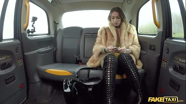 HD-Fake Taxi Ava Austen rides a big black dildo on the backseat-asemaleikkeet