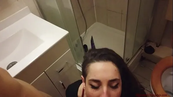 Jessica Get Court сосет два члена в туалет на домашней вечеринке !! Пов анальный секс