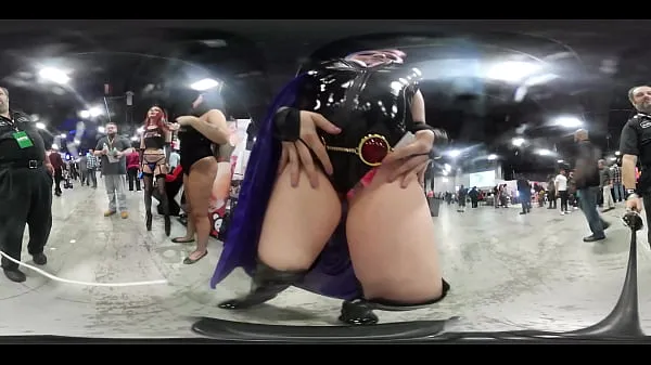 Klipy z jednotky HD VR Body tour of Cosplay Crystal Rivers, as Teen Titan Raven at the Teddy's Girls booth at EXXXotica NJ 2019