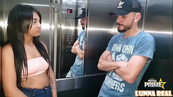 HD Neighbor Novinha Gostosa meets Gogo Perseu Endowed in the elevator and fucks him in the kitchen Complete at Red schijfclips