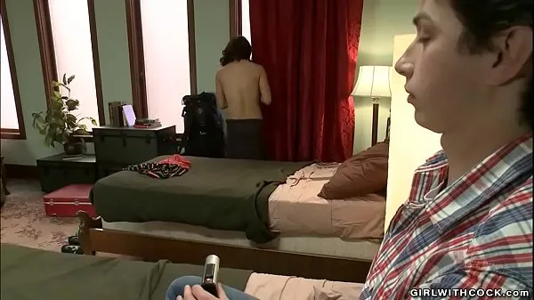 Κλιπ μονάδας δίσκου HD Busty shemale anal fucks guy in hostel