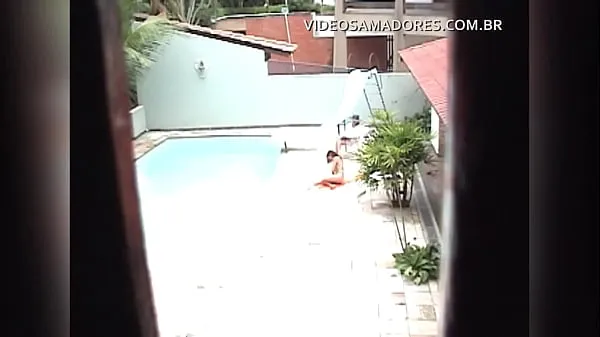 Posnetki pogona HD Young boy caught neighboring young girl sunbathing naked in the pool