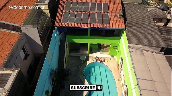 高清Incredible video of DRONE in São Paulo that catches couple fucking by the pool驱动器剪辑