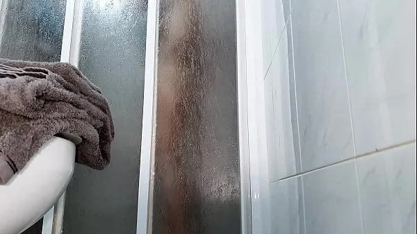 Caméra cachée espionnant une femme sexy sous la douche