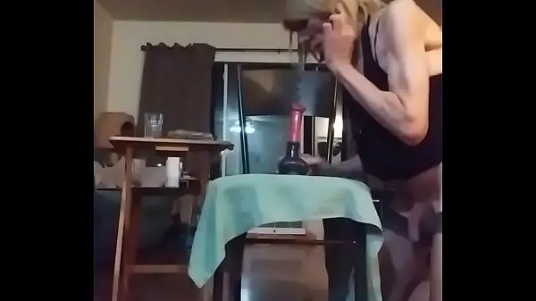Klip berkendara Pathetic sissy slut rides her dildo and smacks her clitty with drapes open HD