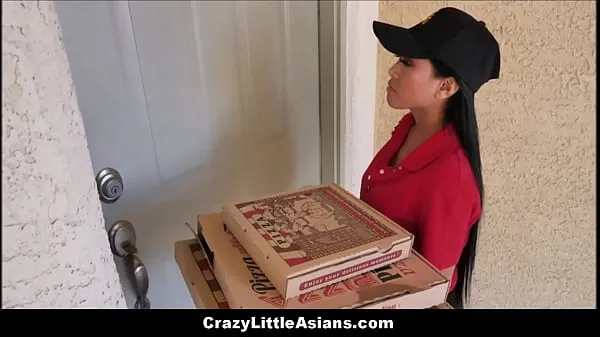 HD Petite Asian Teen Pizza Delivery Girl Ember Snow Stuck In Window Fucked By Two White Boys Jay Romero & Rion King-enhetsklipp