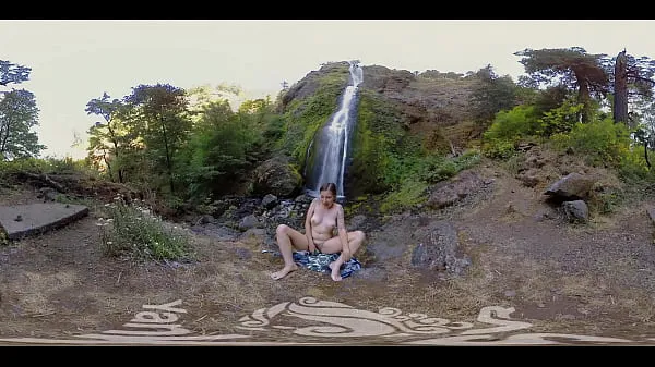 Klipy z jednotky HD Being alone Calliope couldn't resist having some private time with her pretty pussy by this gorgeous waterfall in this hot 3D Yanks video