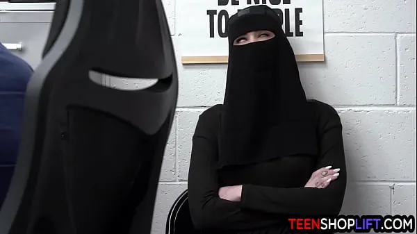 Κλιπ μονάδας δίσκου HD Muslim teen Delilah Day stole lingerie but got busted by a mall cop
