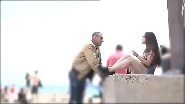 HD He proves he can pick any girl at the Barcelona beach schijfclips