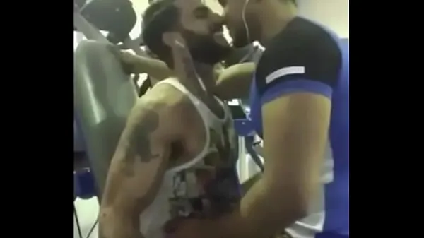 Κλιπ μονάδας δίσκου HD A couple of hot guys from India kissing each other passionately inside a gym