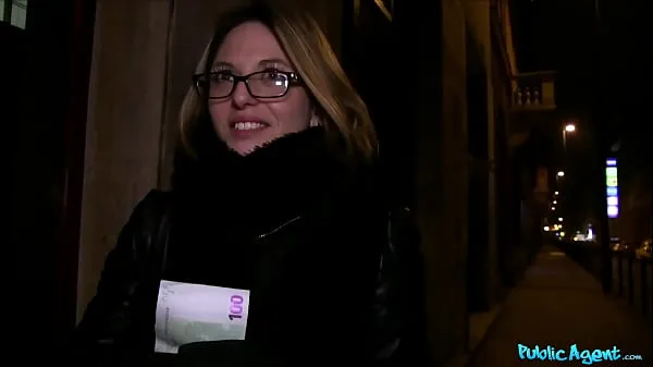 Clips de unidad HD Agente público Nena francesa con gafas follada en una escalera pública