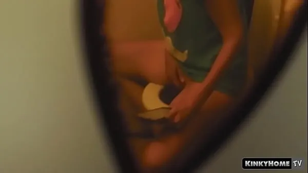 Hot girl se masturbe dans les toilettes