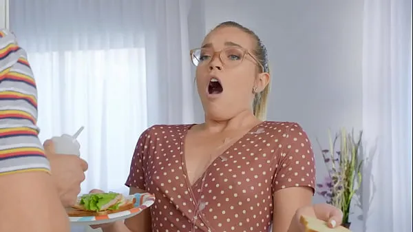 HD She Likes Her Cock In The Kitchen / Brazzers scene from-drevklip