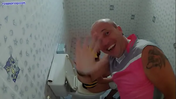 HD-Sex in public toilet with creampie-asemaleikkeet