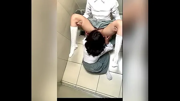 HD Duas Estudantes Lésbicas Latinas no banheiro da ESCOLA!! Sexo oral até gozar clipes da unidade