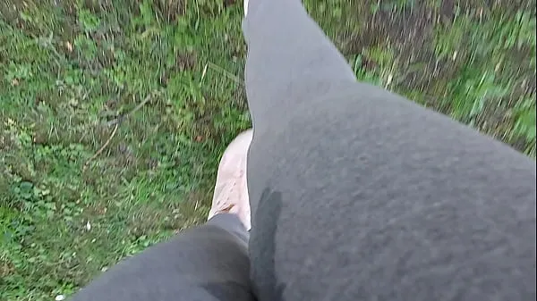 HD In a public park your stepsister can't hold back and pisses herself completely, wetting her leggings-enhetsklipp