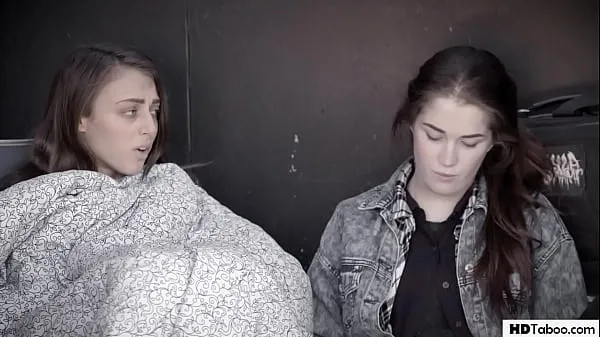 Klip berkendara Homeless girls find a sugar - Gia Derza, Evelyn Claire HD