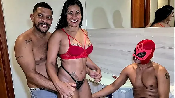 Clip per unità HD Trio amatoriale con la cagna che si diverte molto nel sesso anale con i maschi al motel di Rio de Janeiro