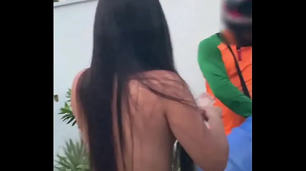 HD Naughty wife received the water delivery boy totally naked at her door Pipa Beach (RN) Luana Kazaki-stasjonsklipp