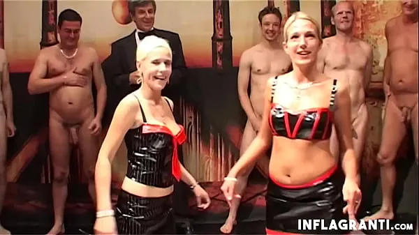 Klipy z jednotky HD Bisexual blondes getting gangbanged