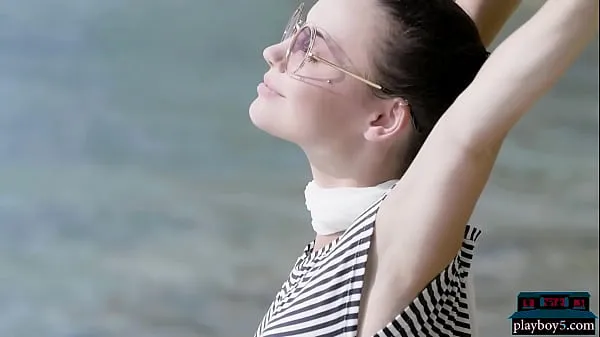 HD Czech Playboy MILF brunette Elilith Noir looks stunning in beach love-enhetsklipp