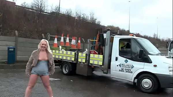 Klipy z jednotky HD Busty blonde yes pissing in leggings in front of a church and at a fast food restaurant but loves to show her tits and ass in front of everyone