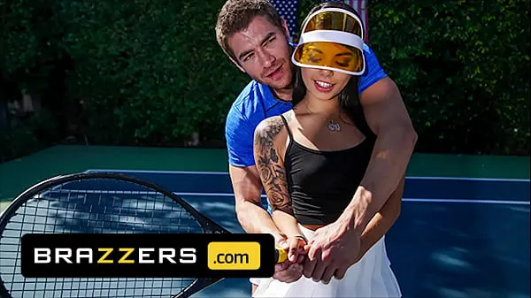 Clip per unità HD Xander Corvus) Massages (Gina Valentinas) Foot To Ease Her Pain They End Up Fucking - Brazzers