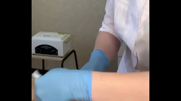 Klip berkendara The patient CUM powerfully during the examination procedure in the doctor's hands HD
