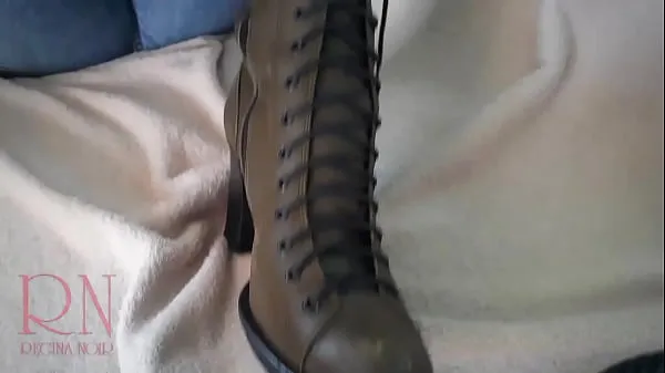 Clip ổ đĩa HD Look, what mighty heels! I can step on your balls with my heel! Oooh, fetishist! Maybe I should step on your face? Or step on your dick? The laces are strong! I can tie your dick! Smell the new skin of my boots! You can cum! Come to me more often