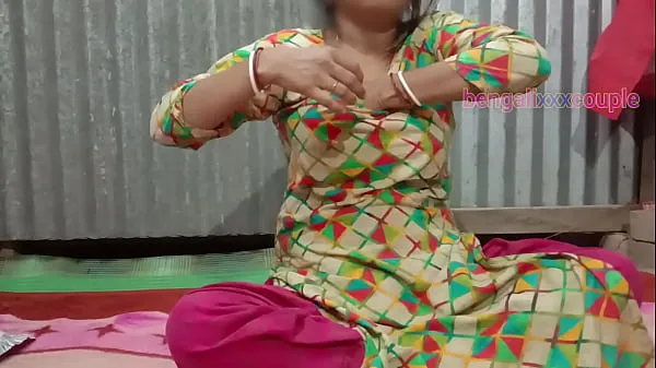 HD Сексуальная бенгальская горячая ххх модальная тумпа наслаждается сексом, прикладывая палец к ее кискедисковые клипы