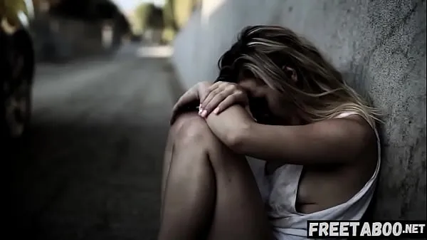 HD Бездомная девчонка лишилась девственности из-за благотворительного незнакомца - фильм целиком надисковые клипы