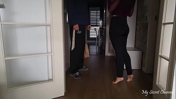 HD Girl Paying Delivery Guy-drevklip